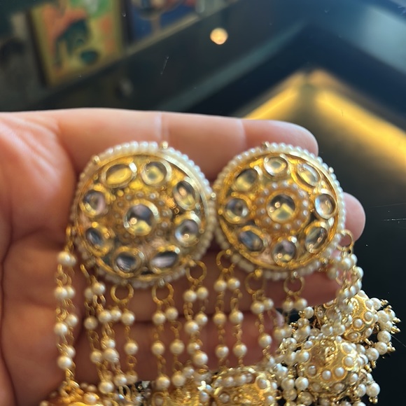 NWT Long,pretty, intricate ‘Jhumka’ earrings with 4 ‘Jhumpa’s’ and faux pearls! - Picture 9 of 9